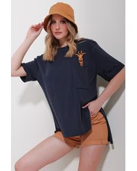 Trend Alaçatı Stili - Marineblaues oversize-t-shirt mit rundhalsausschnitt, einer tasche, stickerei, zwei ärmeln und laserschnitt - Lyst