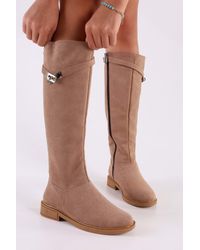 Shoeberry - Stiefel „Titan“ Aus Nerz-Wildleder Mit Schnalle Und Flachem Absatz, Nerz-Wildleder Für Damen - Lyst