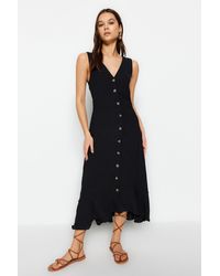 Trendyol - Schwarzes Gewebtes Midi-Hemdkleid Mit V-Ausschnitt Und Knopfdetail Für Damen - Lyst