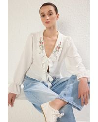 Trendyol - Weißes Hemd Mit Schnürung Vorne, Stickerei Und Rüschendetail – Normale Passform Für Damen - Lyst