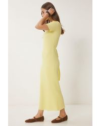 Happiness İstanbul - Gelbes, Geripptes Sommer-Strickkleid Mit Gürtel Für Damen - Lyst