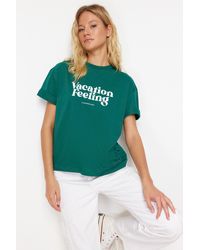 Trendyol - Smaragdgrün Bedrucktes Premium-Strick-T-Shirt Aus 100 Baumwolle Mit Entspannter/Bequemer Passform Für Damen - Lyst
