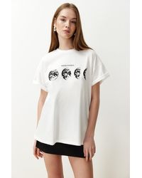 Trendyol - Ecrufarbenes, bedrucktes boyfriend-strick-t-shirt mit rundhalsausschnitt aus 100 % baumwolle - Lyst