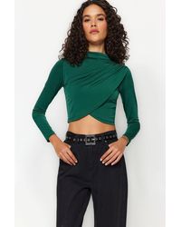 Trendyol - Smaragdgrüne, Drapierte Crop-Bluse Mit Hohem Kragen Für Damen - Lyst