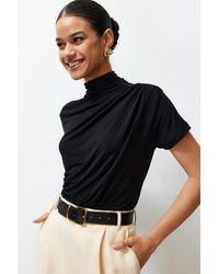 Trendyol - Dehnbare Gestrickte Schwarze Bluse – Kurze Ärmel, Stehkragen, Drapierte Details – Figurbetont Für Damen - Lyst