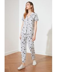 Trendyol - Es strick-pyjama-set aus 100 % baumwolle mit paspelierung und grafischem muster aus hemd und hose - Lyst