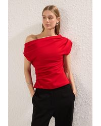Trendyol - Rote Strickbluse Mit Asymmetrischem Ausschnitt Und Drapiertem Detail – Für Damen - Lyst