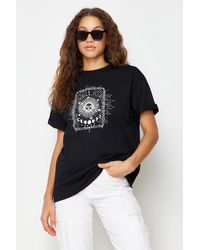 Trendyol - Es, bedrucktes, übergroßes/weit geschnittenes strick-t-shirt mit rundhalsausschnitt, 100 % baumwolle - Lyst