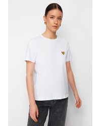 Trendyol - Es strick-t-shirt mit goldener/glänzender herzstickerei, 100 % baumwolle, regular/regular fit - Lyst