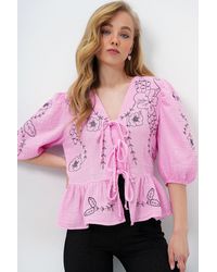 Trend Alaçatı Stili - Rock Mit V-Ausschnitt, Schnürung Und Stickerei, Detailliertes Volant-Musselin-Leinenbluse Für Damen - Lyst