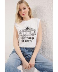 Trendyol - Ecrufarbenes Crop-T-Shirt Aus 100 Baumwolle Mit Rundhalsausschnitt – Für Damen - Lyst