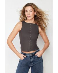 Trendyol - Flexible, Gerippte, Anthrazitfarbene Strickbluse – Geknöpfter, Körperbetonter Für Damen - Lyst