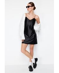 Trendyol - Schwarzes A-Linien-Strick-Minikleid Aus Satin Mit V-Ausschnitt, Riemchen Und Spitze, Für Damen - Lyst