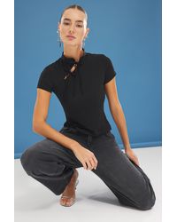 Trendyol - Schwarze, Figurbetonte, Dehnbare Strickbluse Mit Stehkragen Und Bindedetail Für Damen - Lyst