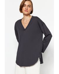 Trendyol - Anthrazitfarbenes premium-strick-t-shirt aus baumwolle mit v-ausschnitt und regulärer/normaler passform - Lyst