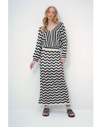 Trend Alaçatı Stili - Schwarzes, Ecrufarbenes, Mit V-Ausschnitt Gefüttertes, Maxi-Längiges Sommer-Strickkleid Für Damen - Lyst