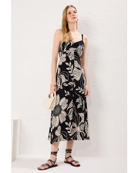 Trendyol - Schwarzes, Gewebtes Midi-Kleid Mit Blumenrock An Der Taille Für Damen - Lyst