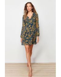 Trendyol - Mehrfarbiges A-Linien-Kleid Mit V-Ausschnitt Und Gefüttertem Chiffongewebe Und Blumendruck Für Damen - Lyst