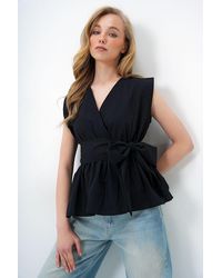 Trend Alaçatı Stili - Schwarzer Rock Mit Zweireihigem Kragen, Volant Und Selbstgürtelnder Sommer-Popeline-Bluse Für Damen - Lyst