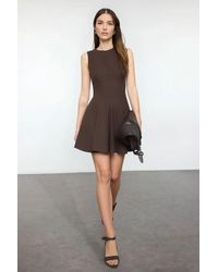 Trendyol - Braunes Etağı – Mini-Polyviscon-Webkleid Mit Rundhalsausschnitt Und Taillenöffnung Für Damen - Lyst