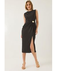 Bianco Lucci - Goldfarbenes Accessoire Detailliertes, Drapiertes Schlitzkleid Df 251055 Für Damen - Lyst
