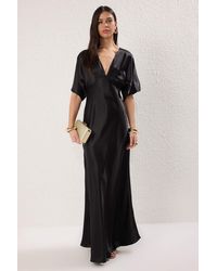 Trendyol - Schwarzes Maxi-Abendkleid Und Heimkehrkleid Aus Gewebtem Satin Mit V-Ausschnitt Für Damen - Lyst