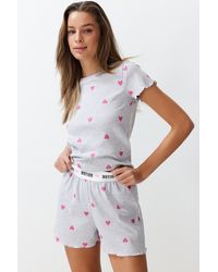 Trendyol - Meliertes pyjama-set aus geripptem strick-pyjama mit bedrucktem gummi und herz-slogan - Lyst