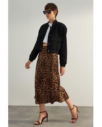Trendyol - Brauner Premium-Midirock Aus Gewebtem Satin Mit Tiermuster, Hohe Qualität Für Damen - Lyst