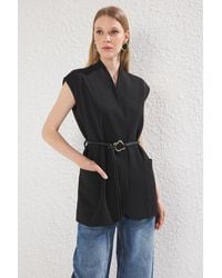 Trendyol - Schwarze Gewebte Weste Mit V-Ausschnitt Und Regulären Gürteldetails Und Taschen Für Damen - Lyst