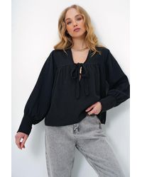 Trend Alaçatı Stili - Schwarze Sommerbluse Mit V-Ausschnitt Und Kordelzug An Der Brust Für Damen - Lyst
