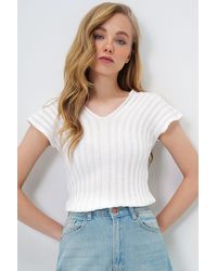 Trend Alaçatı Stili - Weiße Bluse Mit V-Ausschnitt Und Durchbrochenem V-Ausschnitt Vorne Und Hinten Für Damen - Lyst
