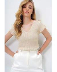 Trend Alaçatı Stili - Beigefarbene Bluse Mit V-Ausschnitt Und Durchbrochenem V-Ausschnitt Vorne Und Hinten Für Damen - Lyst