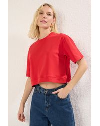 Trendyol - Rotes Crop-T-Shirt Mit Rundhalsausschnitt Und Bequemer Passform Aus 100 Baumwolle – Für Damen - Lyst