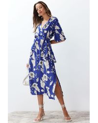Trendyol - Blaues A-Linien-Midikleid Aus Webstoff Mit Blumenmuster, Gürtel, Zweireiher-Kragen Für Damen - Lyst