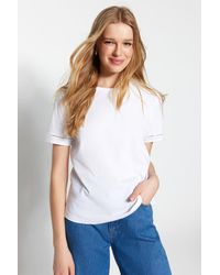 Trendyol - Es basic-strick-t-shirt aus 100 % baumwolle mit rundhalsausschnitt und stickerei-detail - Lyst