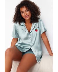 Trendyol - Mintes pyjama-set aus satin mit besticktem hemdkragen und erdbeermuster - Lyst