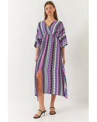 Bianco Lucci - Zweireihiges, Gemustertes Kleid Mit V-Ausschnitt Und Schlitz Vorne Für Damen - Lyst