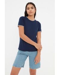 Trendyol - Marineblaues Basic-Strick-T-Shirt Aus 100 Baumwolle Mit Rundhalsausschnitt Und Kontrastnaht-Detail Für Damen - Lyst
