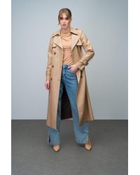 Olcay - Kamel Zweireihiger Trenchcoat Aus Leder Mit Umhang Und Schulterklappendetail Für Damen - Lyst