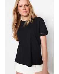 Trendyol - Schwarzes Basic-Strick-T-Shirt Aus 100 Baumwolle Mit Rundhalsausschnitt Und Stickerei-Detail Für Damen - Lyst