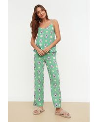 Trendyol - Grünes pyjama-set aus viskosegewebe mit rüschen und seilträgern, koala-muster, - Lyst