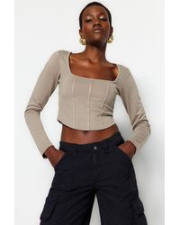 Trendyol - Steinfarbene paspelierung, detaillierte, eng anliegende interlock-strickbluse mit quadratischem ausschnitt - Lyst