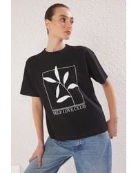 Trendyol - Schwarzes, Bedrucktes Strick-T-Shirt Mit Rundhalsausschnitt Und Entspannter Passform – 100 Baumwolle Für Damen - Lyst