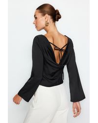 Trendyol - Schwarze Bluse Aus Gewebtem Satin Mit Rückendetails Für Damen - Lyst