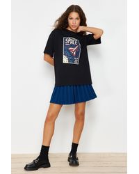 Trendyol - Es strick-t-shirt mit rundhalsausschnitt und weltraum-print aus 100 % baumwolle im boyfriend-stil - Lyst