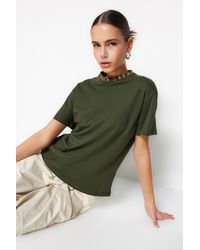 Trendyol - Es basic-strick-t-shirt aus 100 % baumwolle mit slogan-print und stehkragen - Lyst