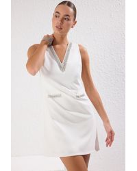 Trendyol - Ecrufarbenes, Gerades, Gerade Geschnittenes, Mit Steinen Verziertes, Gewebtes Finike-Mini-Futter, Schickes/Abendkleid Für Damen - Lyst