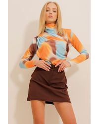 Trend Alaçatı Stili - Farbene bluse mit hohem kragen und geraffter schulterpartie, drapiert und gemustert - Lyst