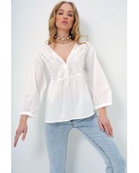 Trend Alaçatı Stili - Weiße Gewebte Bluse Mit V-Ausschnitt Und Knopfdetail Und Stickerei Für Damen - Lyst