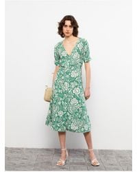 LC Waikiki - Kleid Aus Leinen Mit V-Ausschnitt Und Blumenmuster Und Kurzen Ärmeln Für Damen - Lyst